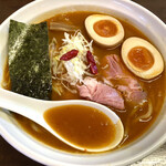 麺や 真登 - 濃厚辛ラーメン　半熟煮卵入り