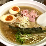 麺や 真登 - 濃厚醤油ラーメン　半熟煮卵入り