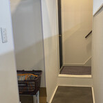 かき氷 くまさん - 階段横の扉がトイレ