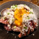 ステーキ丼 くに美 - 黄身を崩して、卓上タレ（醤油系）を垂らすと・・・もぅ至福 (⁠^⁠^⁠) (⁠^⁠^⁠) (⁠^⁠^⁠)