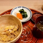 馬車道 大かわ - 中には香住蟹と松茸