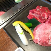 十勝ハーブ牛焼肉 MONMOM - モウモウランチ2000円 薄いタン、薄いカルビ、薄いイチボ 