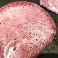 十勝ハーブ牛焼肉 MONMOM - 手前がランチのタン 奥が通常のタン ランチのタンは紙レベルかも