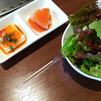 十勝ハーブ牛焼肉 MONMOM - ランチのアキレス腱と豆腐とサラダ お通しなみで豆腐とアキレス腱いらないからサラダにニンジン入れたりしてもう少しボリューム欲しい。