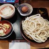 久兵衛屋 - ざるうどん大盛 605円、たまかけご飯 242円