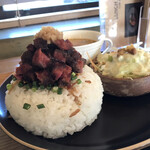 ステーキ丼とパフェ gift - ゴロゴロステーキプレート大盛り　1000円
