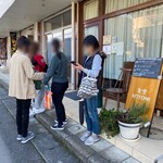 食堂コヨミ - 開店五分前に到着しましたがお店前にはたくさんの外待ちのご婦人が