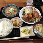 よこちゃん亭 - もつ煮と鶏の唐揚げ定食