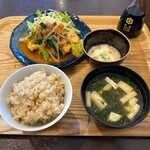 食堂コヨミ - 鶏肉とたっぷり野菜のピリ辛みそ炒め定食ごはんは玄米プラスなめ茸と生海苔と大和芋のネバネバとろろ