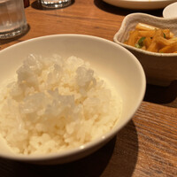 四川料理 龍の子 - ライス(お代わり無料)と漬物