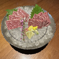 馬桜 下通り店 - 極選霜降り馬刺し