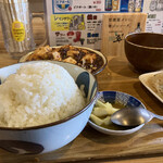 健ちゃん食堂 - ご飯は丼に入れてくれるので、麻婆丼にできます。