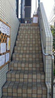 Tonkatsu Tsukasa - 店舗階段、入口は再び入店制限中の案内！