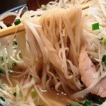三元亭 - 麺は細く扁平と珍しい