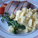 Hilton Hawaiian Village Waikiki Beach Resort - ベイクドハム、スクランブルエッグ、ベイクドポテト、サラダ