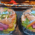 Toyama Wan Shokudou - バイ貝のおにぎりと牡蠣のおにぎり。ふんわり炊き込みご飯のおにぎりに貝や大葉、しば漬けが乗っています。海鮮巻きよりこっちが当たりでした。
