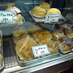 お菓子所 六十一万石 - ショーケースの中のシュークリーム