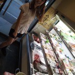 釜谷 - 店内は小さいですが冷蔵ケースがあってスーパーみたいなお店です(笑)
            