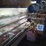 Kamatani - 店内は小さいですが冷蔵ケースがあってスーパーみたいなお店です(笑)
      