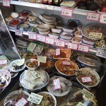 Kamatani - 店内は小さいですが冷蔵ケースがあってスーパーみたいなお店です(笑)
      