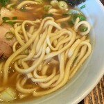 横浜家系千種家 - 酒井製麺？の中太麺。