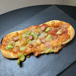 Buranje Dhisani Chiroku Kasa - そら豆とソーセージのトマトピザ