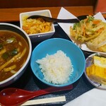 Baku - カレーうどん、ライス、天ぷら、卵焼き、天かす