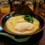 188479623 - ラーメン(豚骨醤油) (税込)750円→500円 ※角度を変えて (2022.11.03)