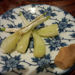 ちが崎 - 島らっきょうの炭火焼き