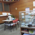 日高屋 - 椅子の赤いのが昭和レトロンで可愛い～～♡