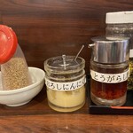醤油ラーメン かまやつ - 調味料たち