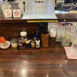 醤油ラーメン かまやつ - カウンター席卓上