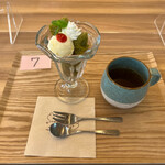 シャイカフェ - プチパフェとドリンクもセットで付いてくる