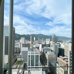 ザ・バージェイダブリューハート - 窓から見える神戸の街⚓︎ 奥に見えるのは六甲山 
      窓向きに配置されたテーブルだったので、
      周りの目を気にする事無く、落ち着いて過ごせました☺︎