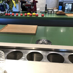 Tinc gana - カウンター。このくぼみ何かと思ったらワインクーラー