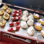 ザ・バージェイダブリューハート - トランクに並べられた色鮮やかなケーキ達!!
      見ているだけでもうっとりします(ღ*ˇ ˇ*)｡o♡