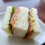 ザ・バージェイダブリューハート - サンドイッチはサーモンとアボカド