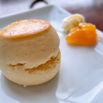 ザ・バージェイダブリューハート - ホームメイドスコーン プレーン   
      クロテッドクリームとマーマレードを付けて頂きます