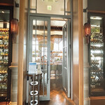 ザ・バージェイダブリューハート - エントランスの両サイドにはワインセラー
      夜は大人の世界です✧︎*。