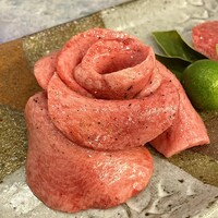 焼肉 拍手喝采 - タン元で作った花