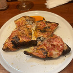 Charcoal Cooking Tsukuba MAIS - 天王原卵とチーズの包み焼きピッツァ 赤ワイン風味のチーズがけ