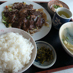 ドライブイン夕陽‎ - 「牛焼肉定食」（980円）。かなりボリューミィな定食ですよ。満腹～！