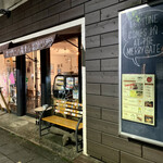 Fortune comes in at the merry gate - 外観