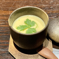 YAKITORI 燃 es - スタンダードな茶碗蒸し
                茶碗蒸しも森さんの手が入ると一味も二味も違ってきます！
                柔らかな鶏肉がゴロゴロと、一度炊いた椎茸は冬子椎茸なのか甘み旨味が茶碗蒸しに染み出てます。
                ほっこりする美味しさです♪