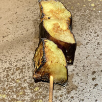 YAKITORI 燃 es - 赤茄子
                  想像通りのめちゃ熱さ、ふぅふぅしながら慎重にいただきます。
                  トロッとした柔らかさに溢れる水分、赤茄子もシンプルに炭火で焼くとこんなにも美味しいのですね♪