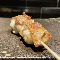 YAKITORI 燃 es - 振り袖 6年熟成かんずりのせ
                姫っこ地鶏がとてもジューシー！
                皮と肉の間にある脂が堪らない美味しさ、かんずりのピリッとした刺激も味合いにアクセントとしてグゥーd(^_^o)
                ずっと噛んでたい美味しさ！