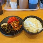博多ラーメン 池めん - バイキングコーナーからご飯・紅しょうが・激辛高菜漬け・キムチ