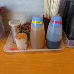 博多ラーメン 池めん - カウンターの卓上