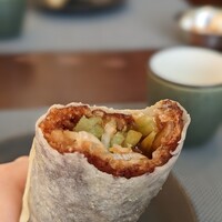 中国飯店 琥珀宮 - 皮のジューシーさ伝わりますでしょうか？(食べかけすみません)