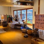 Shimameshi Enishi - 木を多様した穏やかな雰囲気で、落ち着いた内装にオープンキッチンとモダンで和風な店内
      残念ながら不特定多数の観光客が訪れる為、注意書の貼り紙が所々にペタペタと
      折角の和モダンな店内とのギャップを感じます